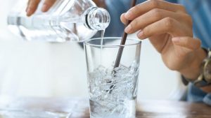 Read more about the article Uống nước đá lạnh trong những ngày nắng nóng, có thật sự tốt?